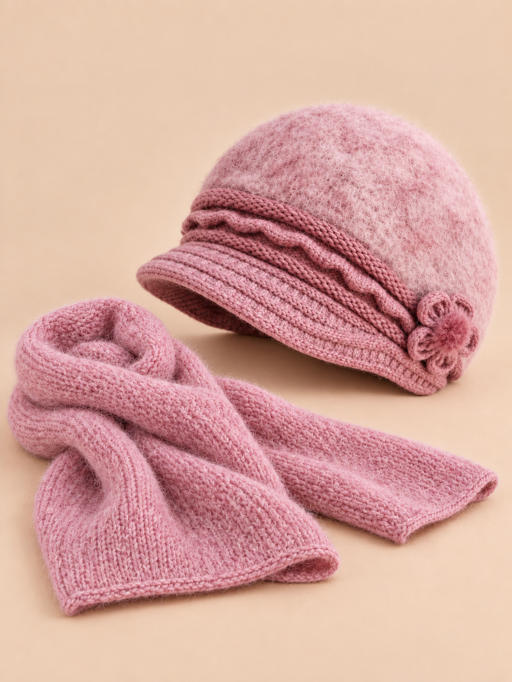 Set berretto e sciarpa da donna con fiori e fodera in pile, colore rosa violaceo, vista di tre quarti