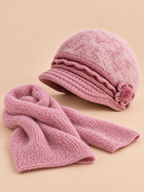 Set berretto e sciarpa da donna con fiori e fodera in pile, colore rosa violaceo, vista di tre quarti
