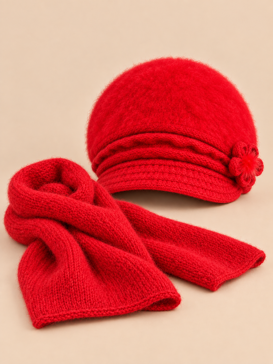 Set berretto e sciarpa da donna con fiori e fodera in pile, colore rosso, vista frontale