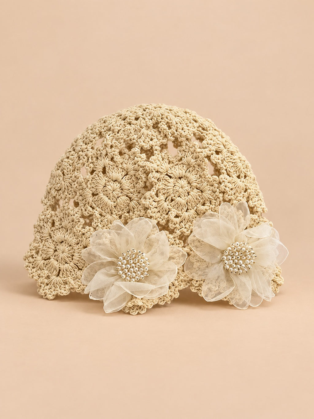 Cappello beige in cotone all’uncinetto con motivi floreali traforati in stile giapponese, vista frontale
