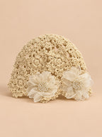 Cappello beige in cotone all’uncinetto con motivi floreali traforati in stile giapponese, vista frontale