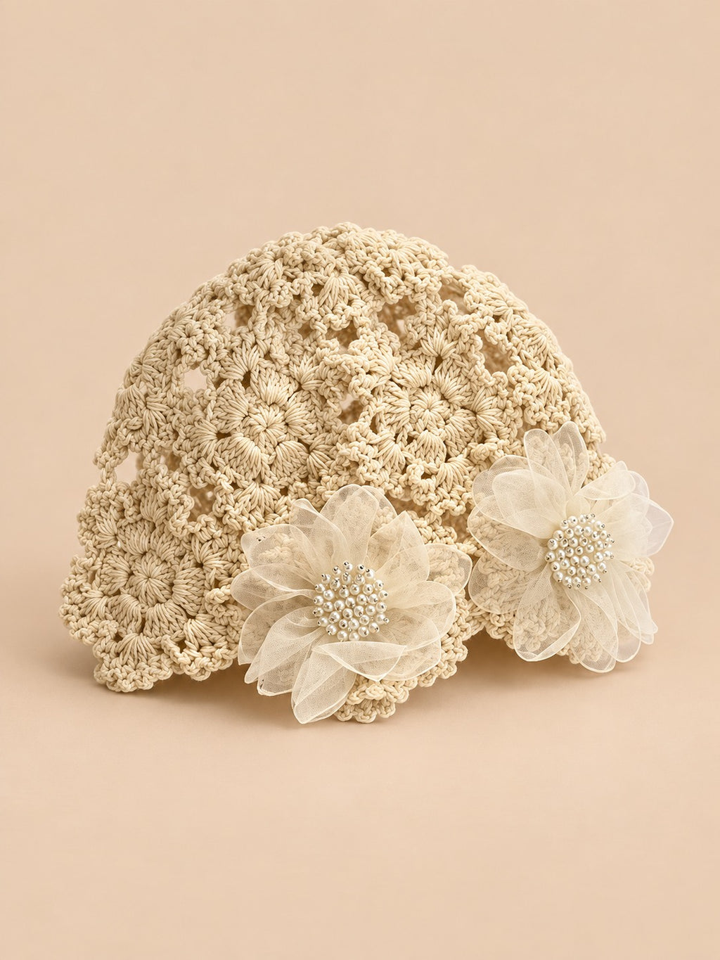 Cappello in cotone all’uncinetto con fiori, stile giapponese, colore beige, vista di tre quarti