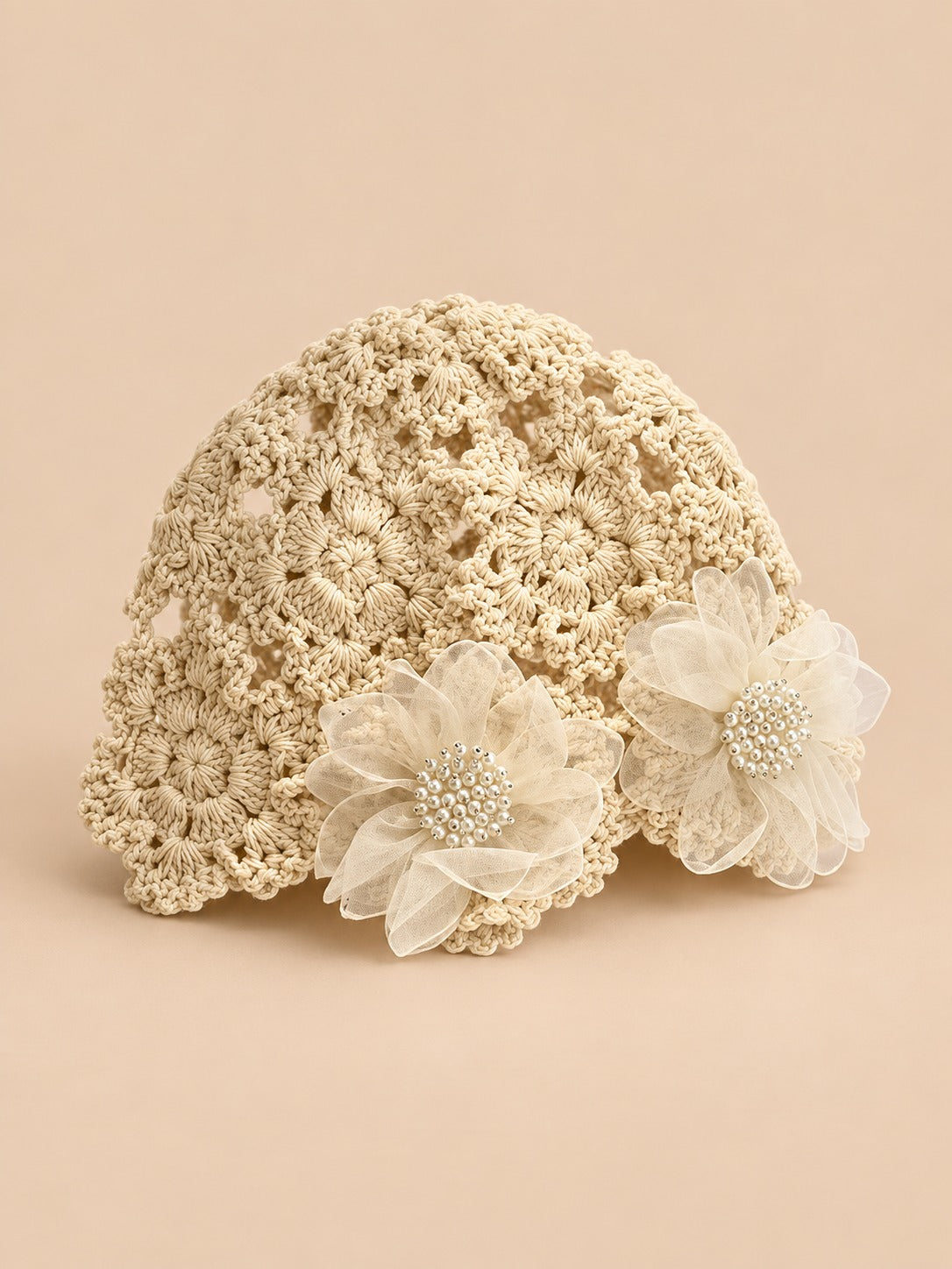 Cappello in cotone all’uncinetto con fiori, stile giapponese, colore beige, vista di tre quarti