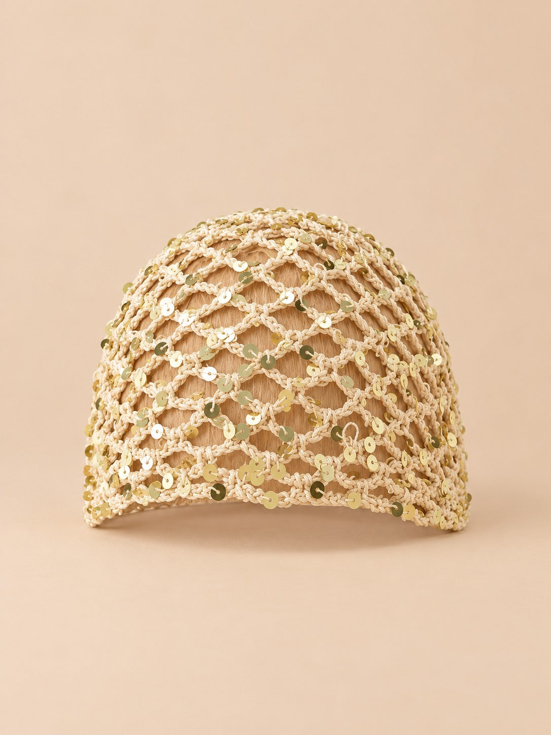 Cappello foulard a rete lavorata a maglia traforata, colore beige, vista frontale