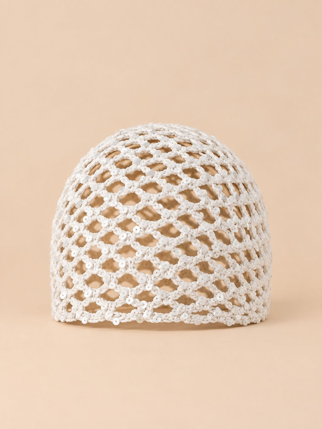 Cappello a rete lavorato a maglia, da annodare come un foulard, variante Bianco 2, visto di fronte