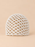 Cappello a rete lavorato a maglia, da annodare come un foulard, variante Bianco 2, visto di fronte
