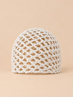 Cappello a rete lavorato a maglia, da annodare come un foulard, variante Bianco 2, visto di fronte
