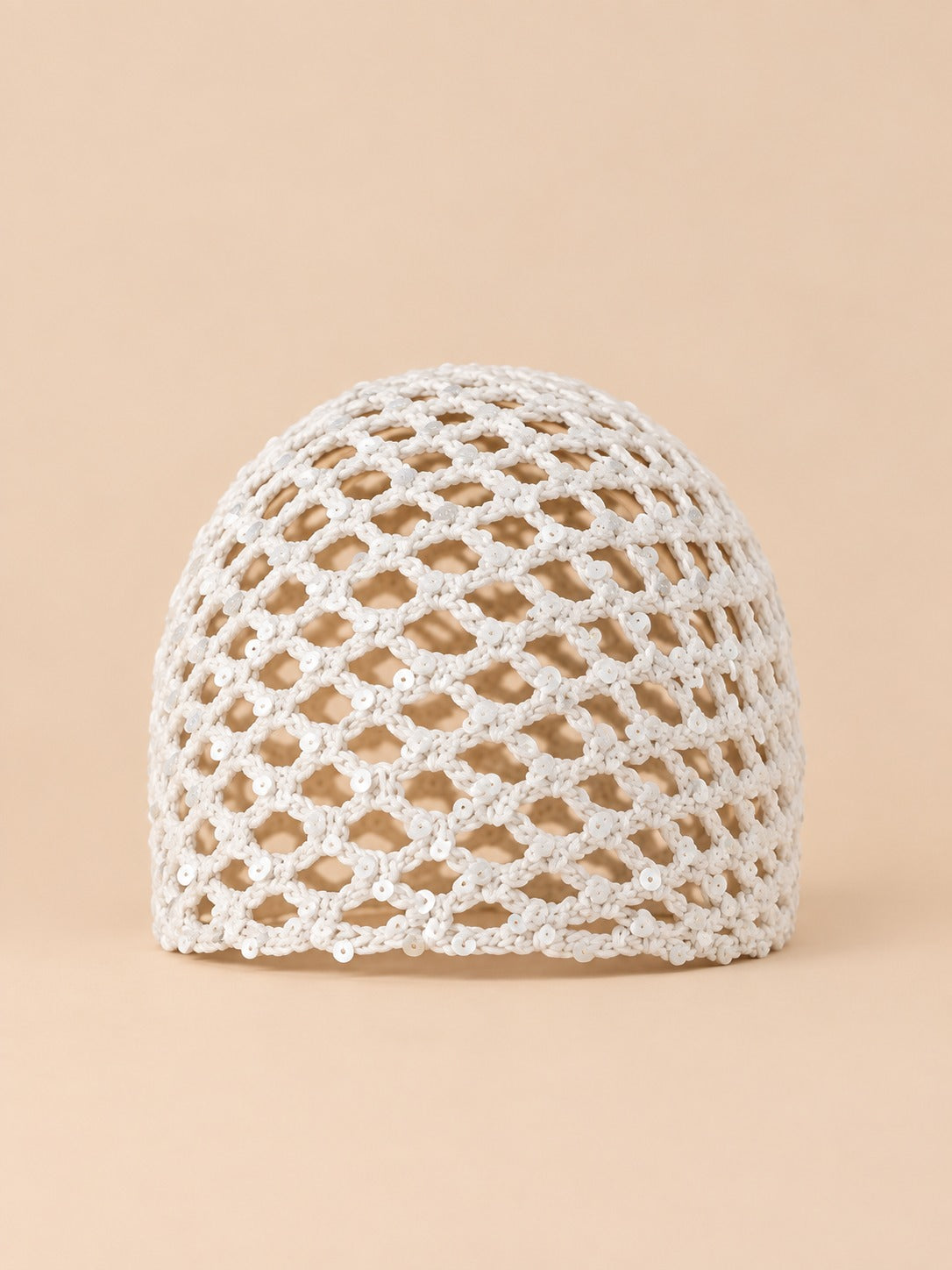 Cappello a rete lavorato a maglia, da annodare come un foulard, variante Bianco 2, visto di fronte