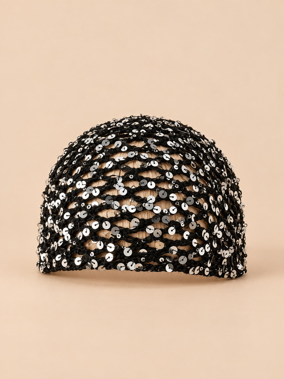 Cappello foulard a rete lavorata a maglia traforata, colore nero, vista frontale