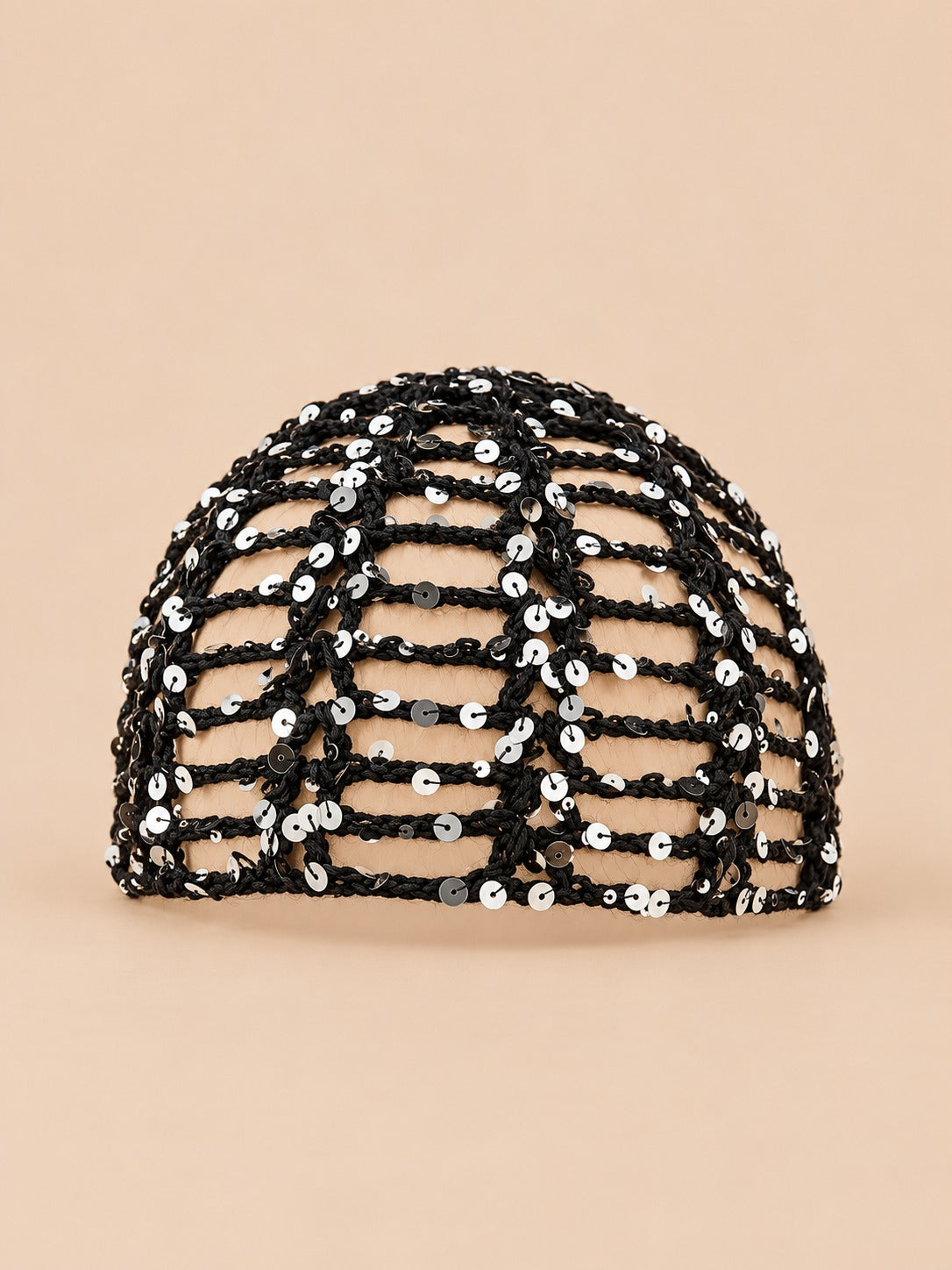 Cappello foulard a rete lavorata a maglia traforata, colore nero, vista frontale