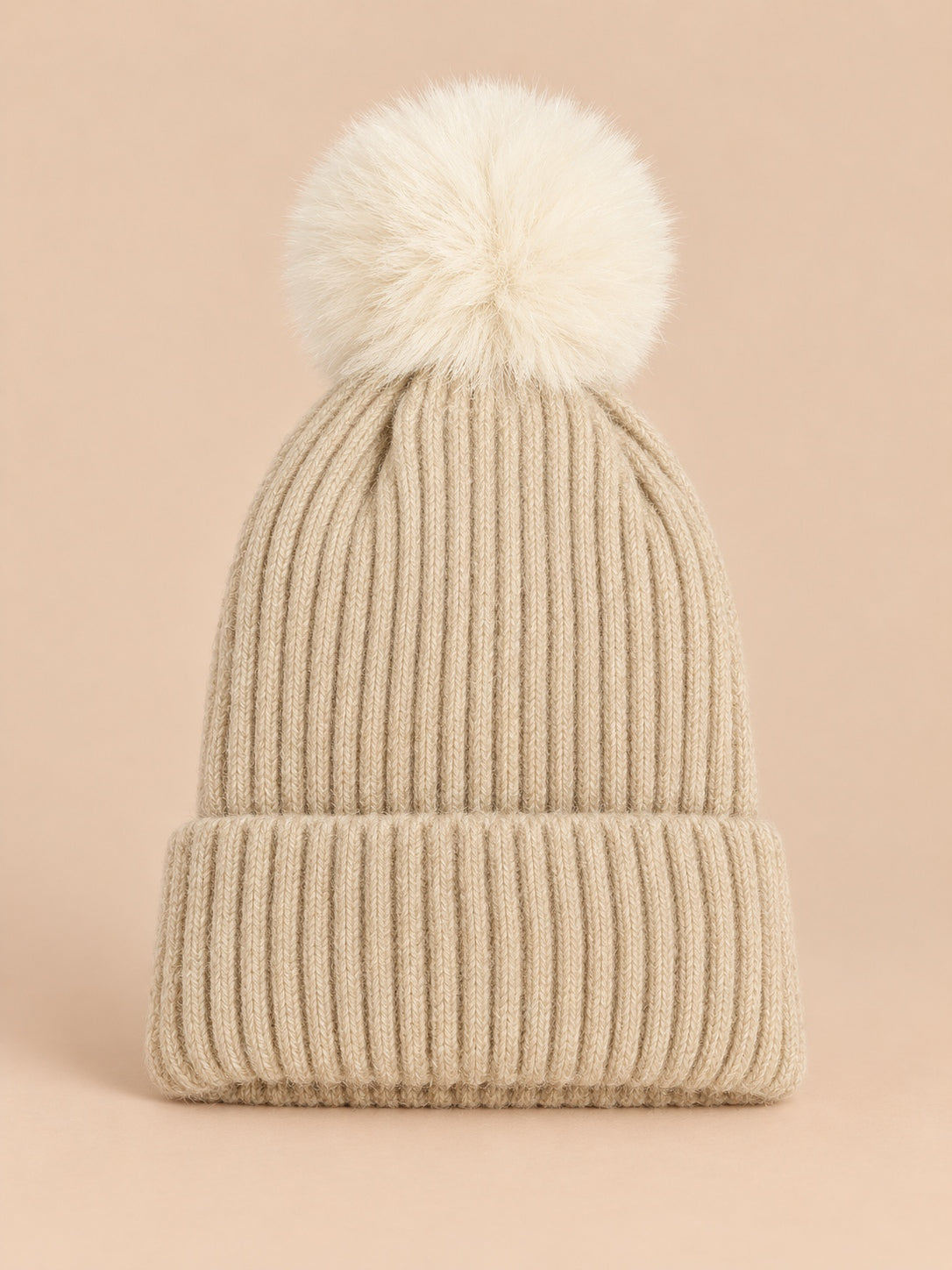 Berretto da sci in maglia con grande pompon soffice, senza logo, colori beige e bianco naturale, vista frontale