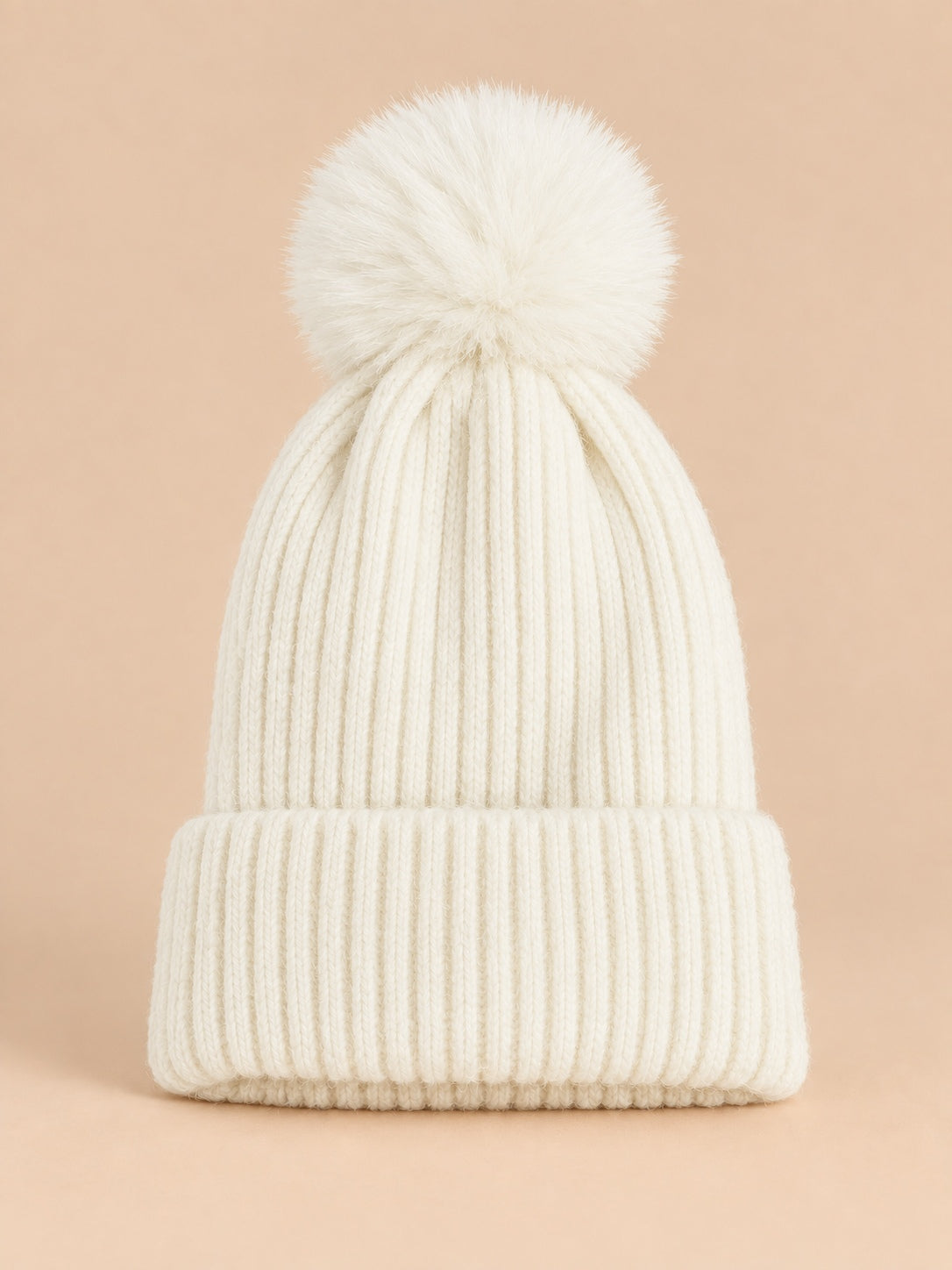 Berretto da sci in maglia con grande pompon soffice, senza logo, colore bianco, vista frontale