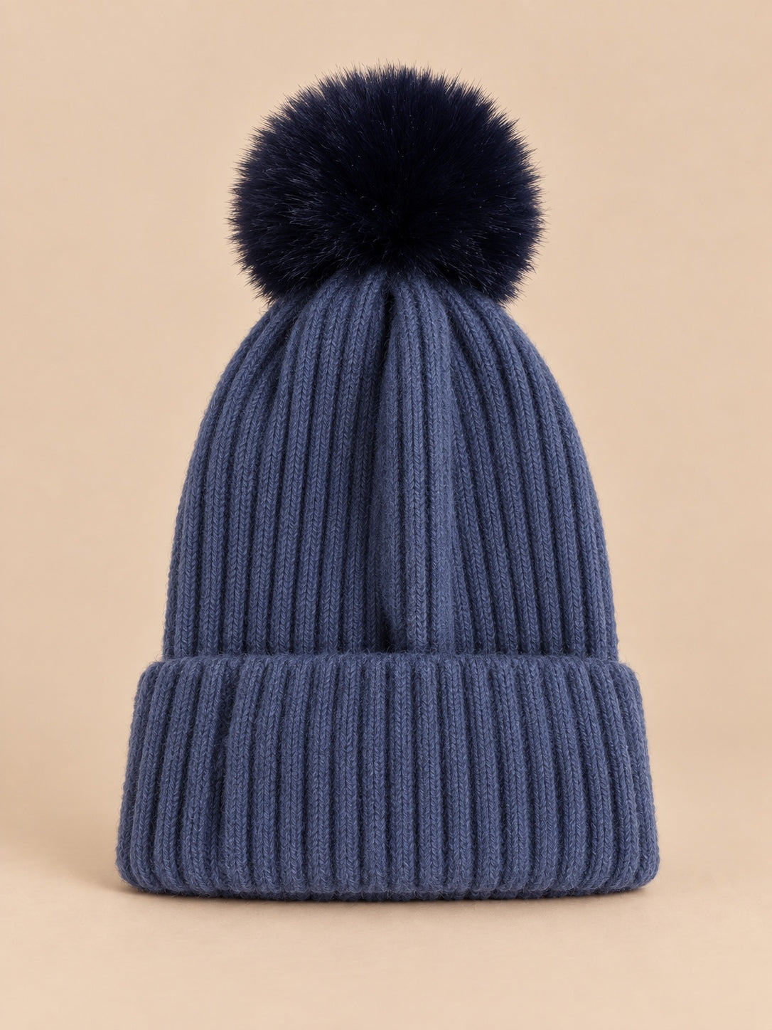 Berretto da sci in maglia con grande pompon soffice, senza logo, colore blu navy, vista frontale