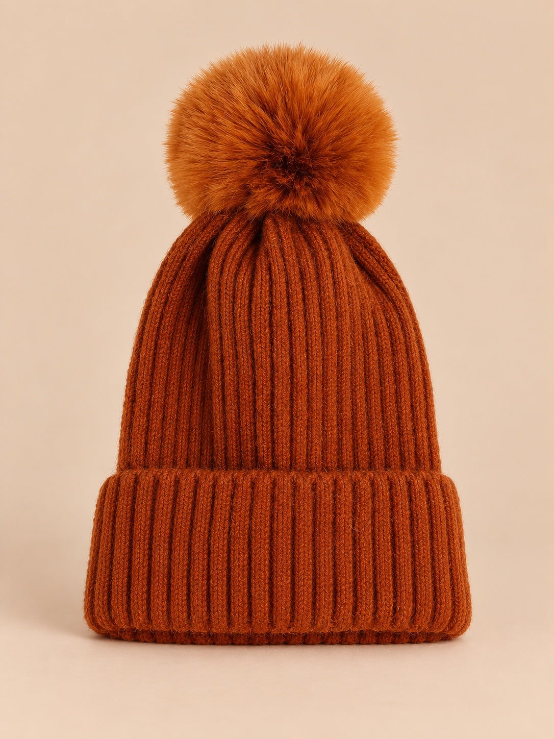 Berretto da sci in maglia con grande pompon soffice, senza logo, colore cammello, vista frontale