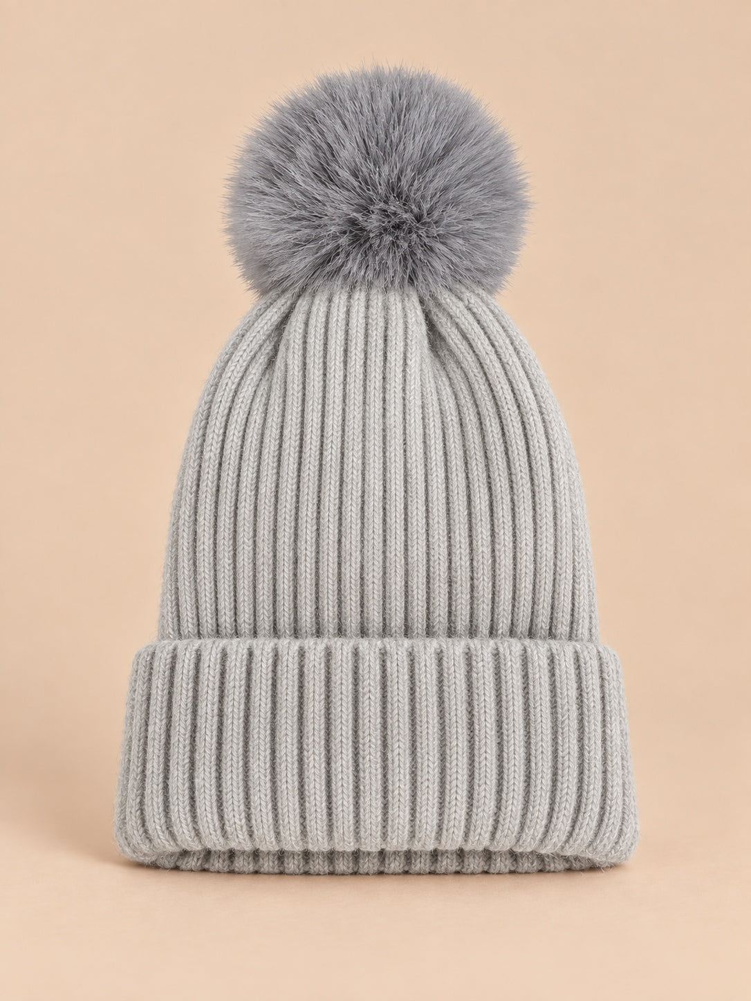 Berretto da sci in maglia con grande pompon soffice, senza logo, colore grigio, vista frontale