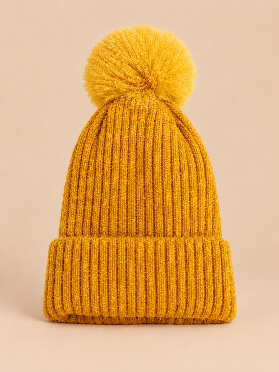 Berretto da sci in maglia con grande pompon soffice, senza logo, colore giallo, vista frontale