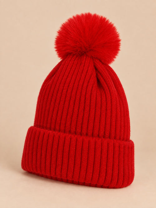 Berretto da sci in maglia con grande pompon soffice, senza logo, colore rosso, vista di tre quarti