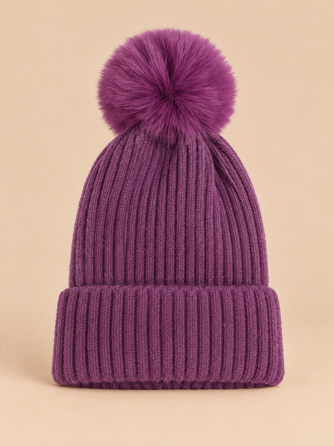 Berretto da sci in maglia con grande pompon soffice, senza logo, colore viola, vista frontale
