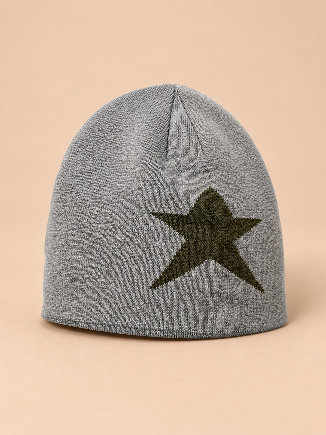 Berretto hip-hop vintage con stella, stile streetwear, colori grigio e verde, vista di tre quarti