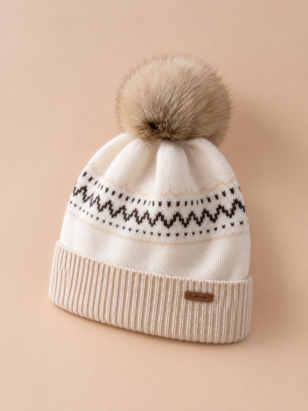 Berretto in cashmere jacquard nordico con pompon in pelliccia, colore bianco, vista di tre quarti