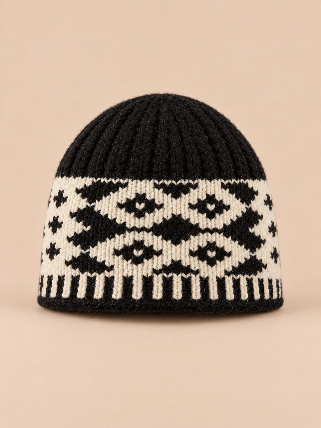 Berretto con paraorecchie e rombi ricamati, stile rétro, colore nero, vista frontale