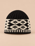 Berretto con paraorecchie e rombi ricamati, stile rétro, colore nero, vista frontale