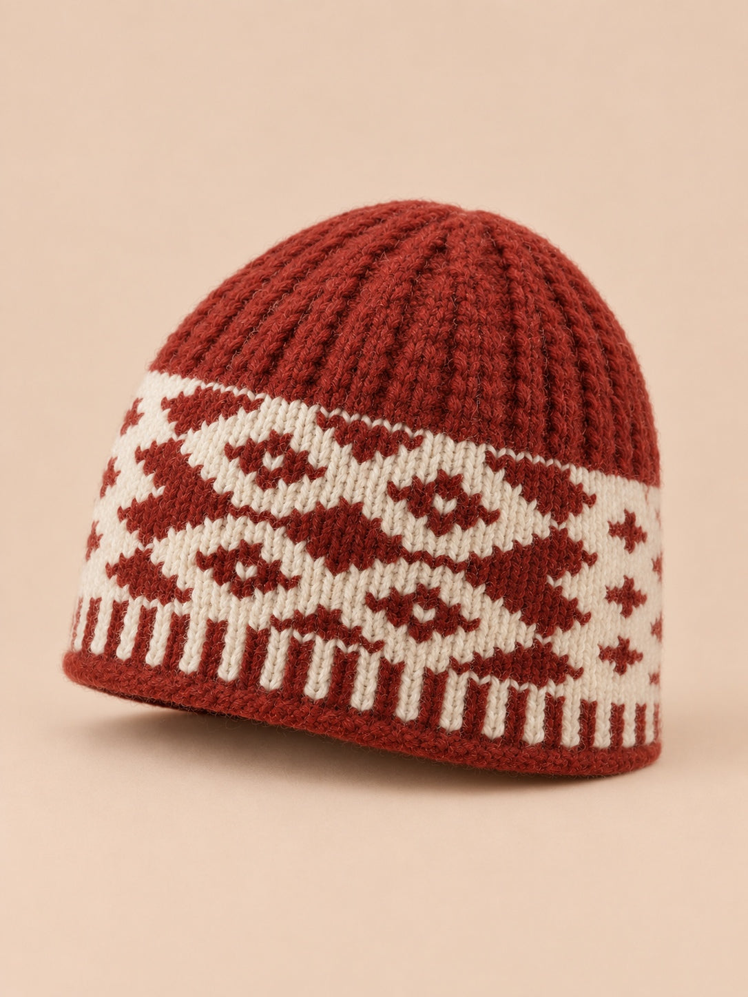 Berretto con paraorecchie e rombi ricamati, stile rétro, colore rosso, vista di tre quarti