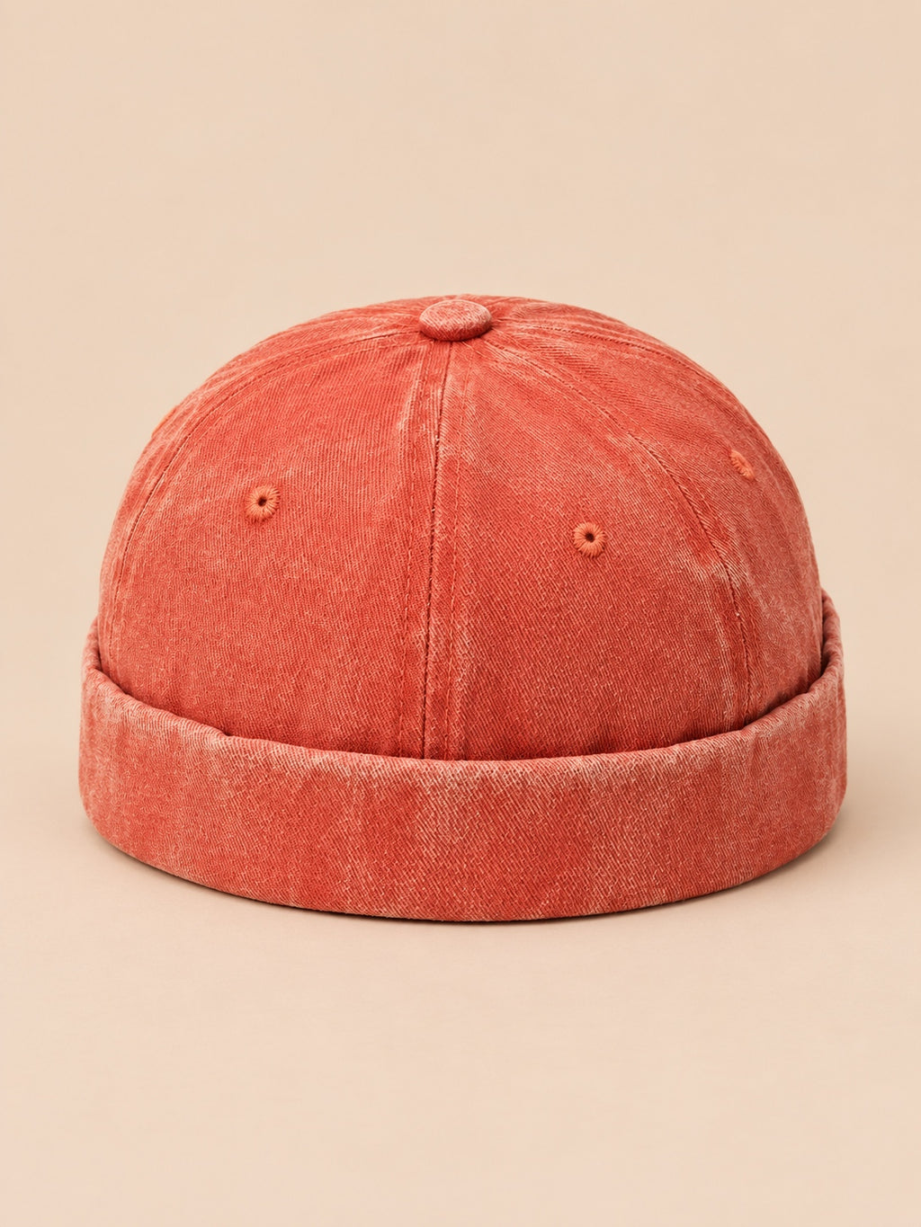Berretto docker arancione in denim di cotone scolorito, dal taglio corto da marinaio, visto di fronte