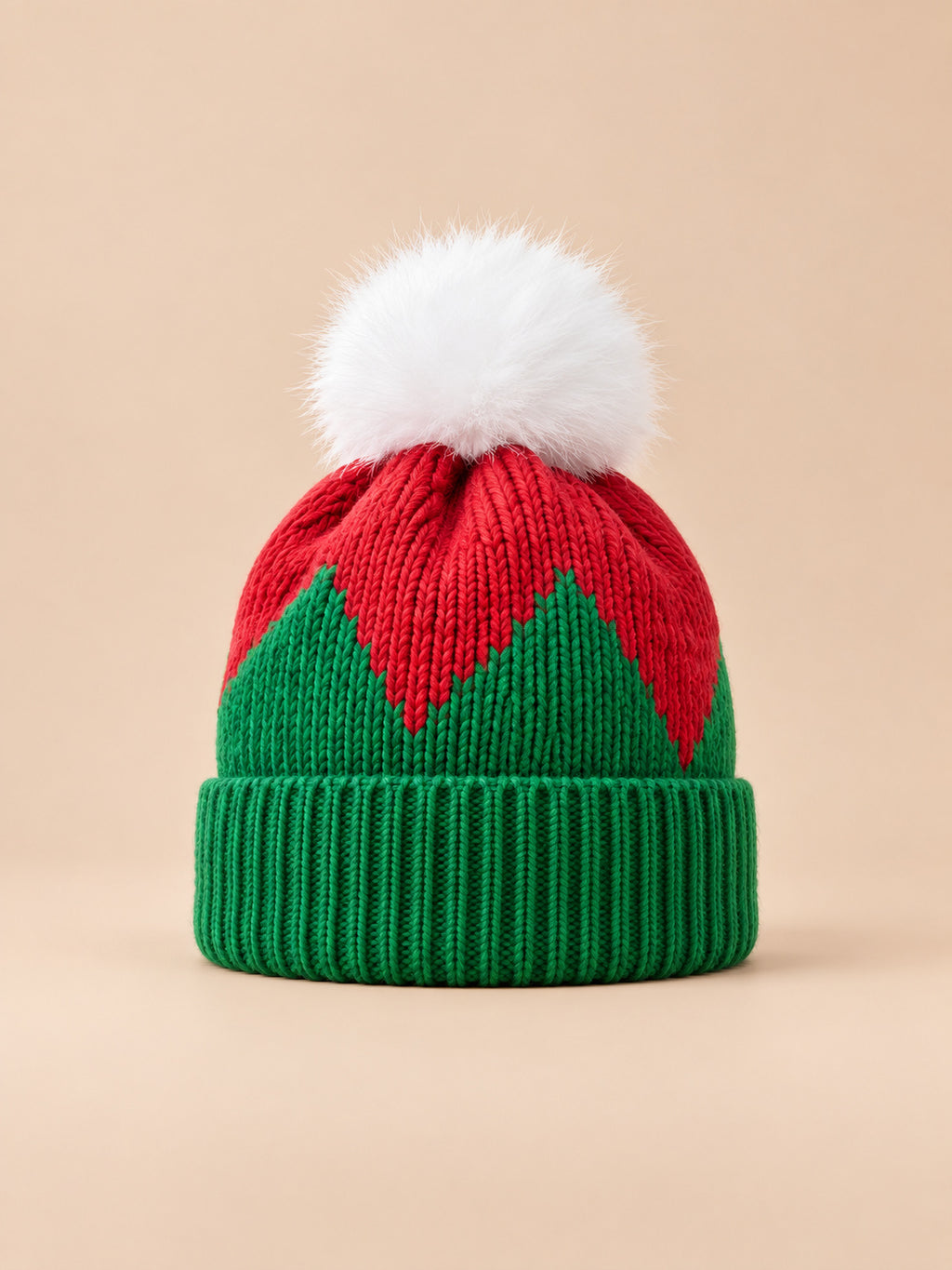 Berretto natalizio da donna a trecce con pompon e risvolto, modello 1 verde e rosso, visto di fronte