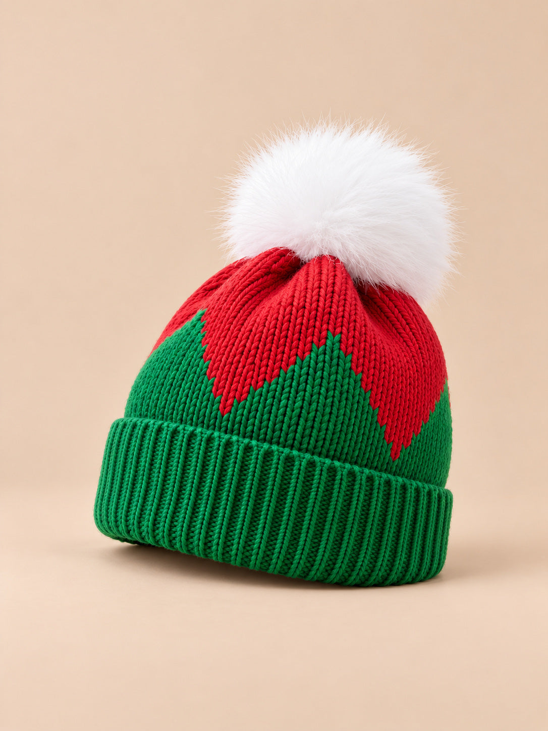 Berretto natalizio da donna a trecce con pompon e risvolto, modello 1, colori verde e rosso e bianco, vista di tre quarti