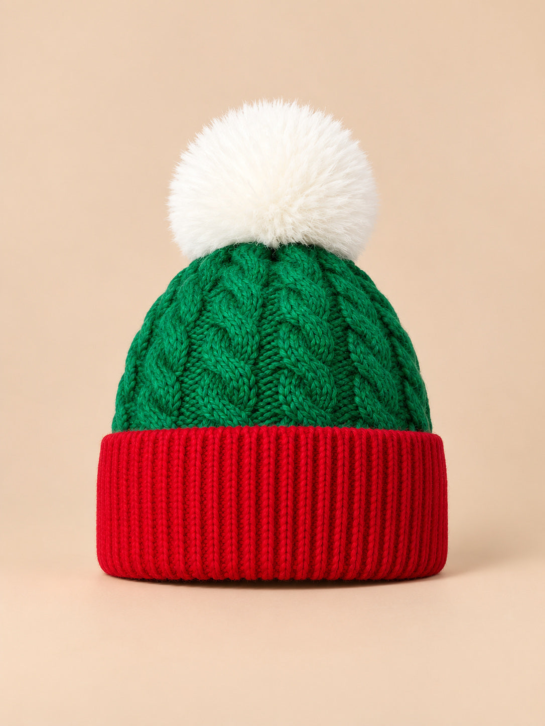 Berretto natalizio da donna a trecce con pompon e risvolto, modello 3, colori verde e rosso e bianco, vista frontale