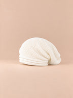 Berretto oversize in maglia caldo e antivento, colore bianco, vista di tre quarti