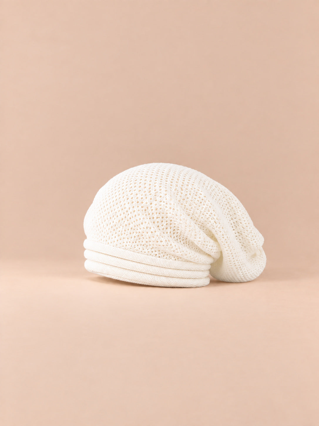 Berretto oversize in maglia caldo e antivento, colore bianco, vista di tre quarti