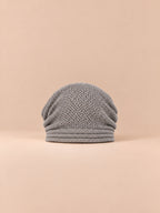 Berretto oversize in maglia caldo e antivento, colore grigio chiaro, vista frontale