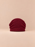 Berretto oversize in maglia caldo e antivento, colore rosso, vista frontale, su sfondo color sabbia e pesca
