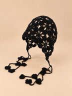 Cappello da pescatore traforato all’uncinetto, colore nero, vista di tre quarti nella foto del prodotto