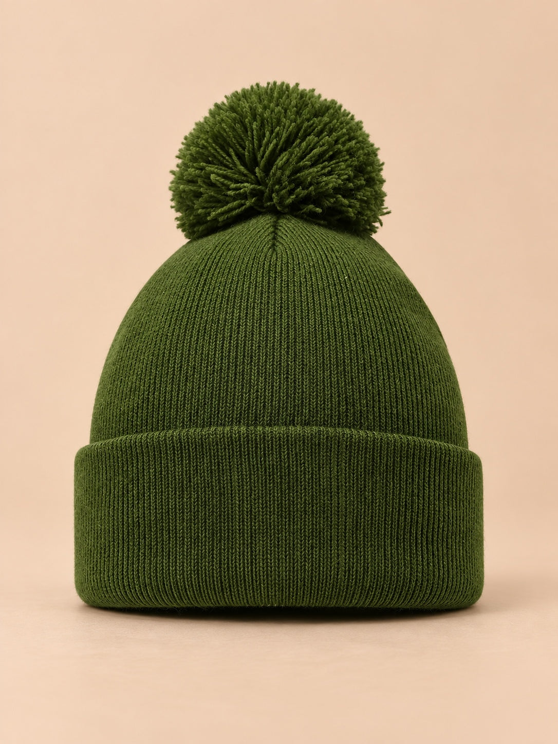 Berretto con pompon personalizzabile con logo ricamato, variante verde militare senza logo, vista frontale