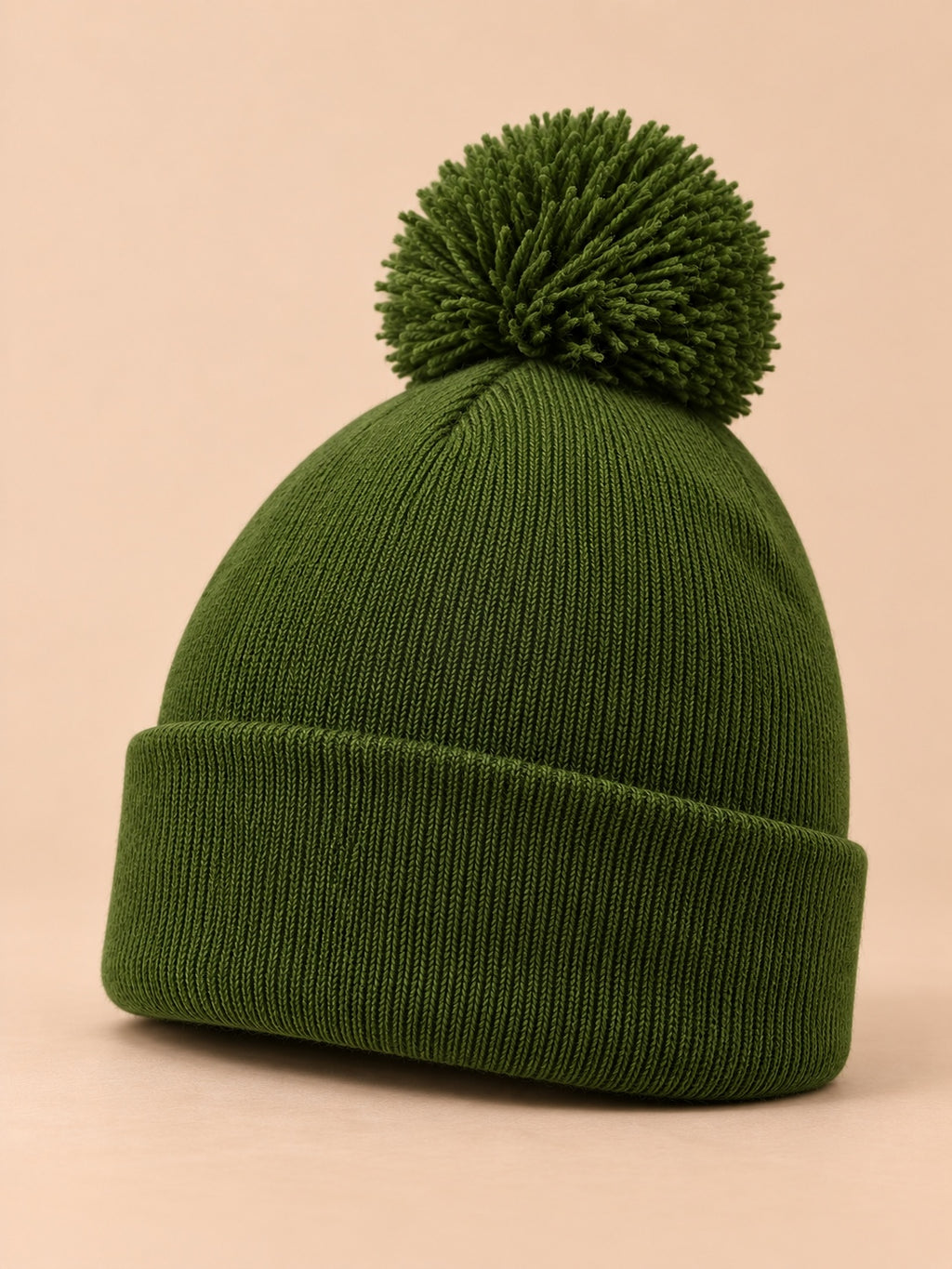 Berretto con pompon personalizzabile con logo ricamato, senza logo, colore verde militare, vista di tre quarti