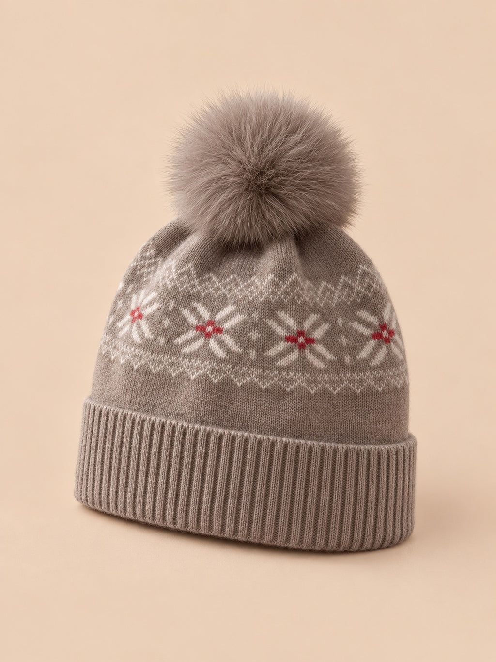 Berretto in cashmere con pompon e paraorecchie, colore cammello, vista di tre quarti