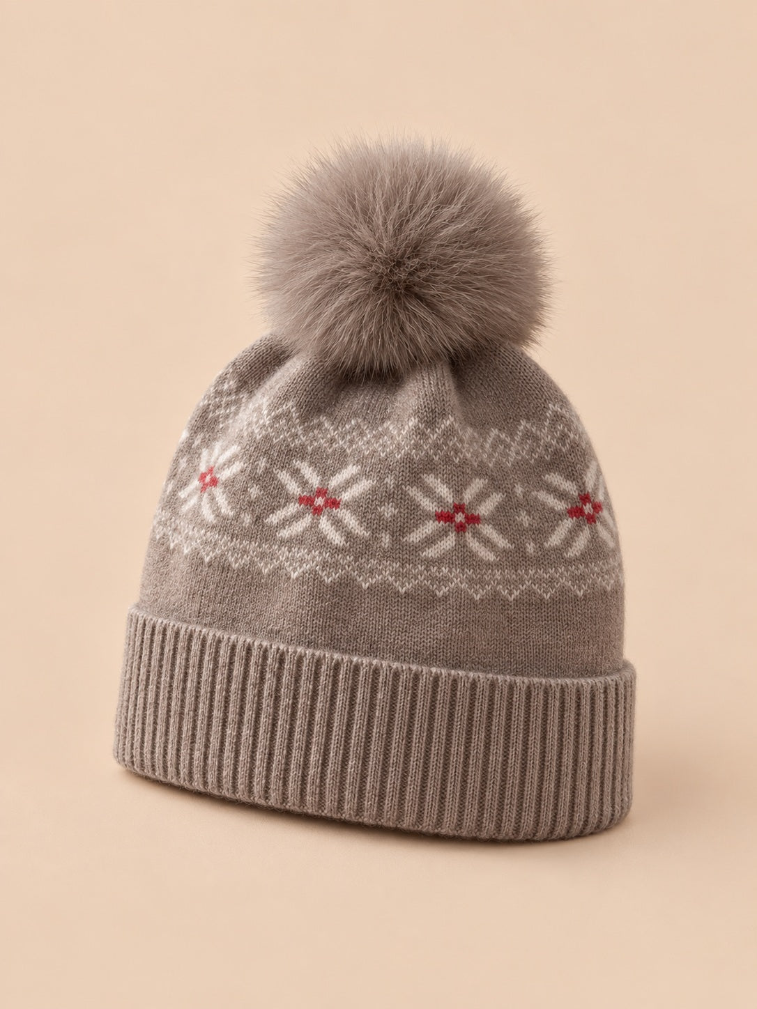 Berretto in cashmere con pompon e paraorecchie, colore cammello, vista di tre quarti