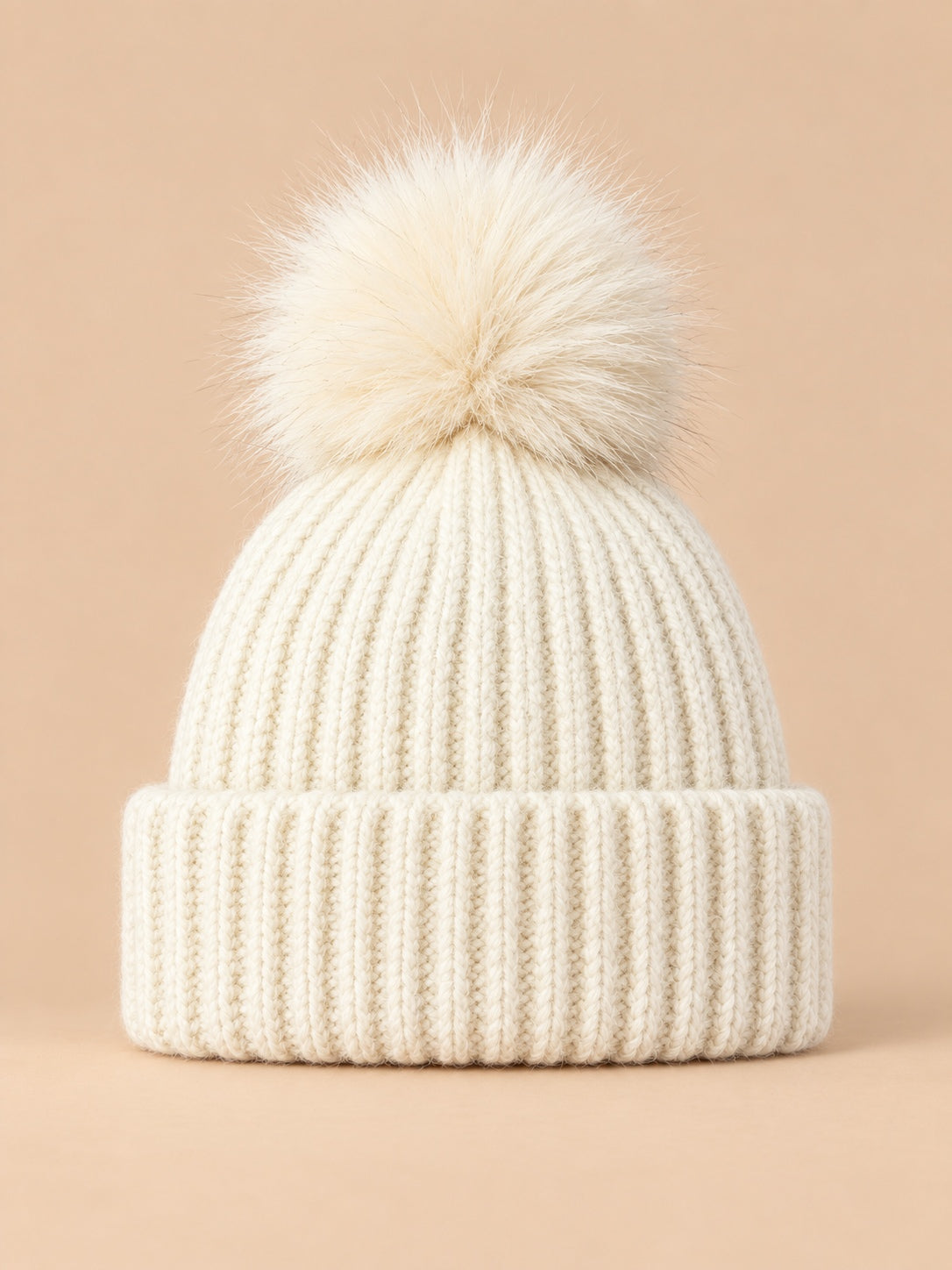 Berretto a coste in misto lana con pompon e risvolto, colore bianco, vista frontale