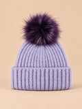 Berretto con pompon color lavanda in misto lana, con coste, risvolto e pompon rotondo, visto di fronte