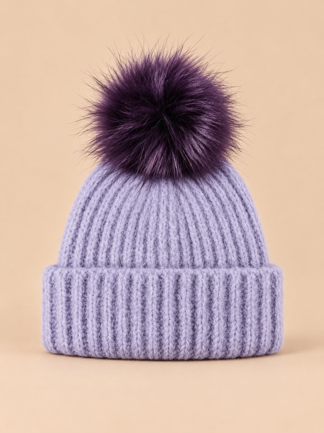 Berretto con pompon color lavanda in misto lana, con coste, risvolto e pompon rotondo, visto di fronte