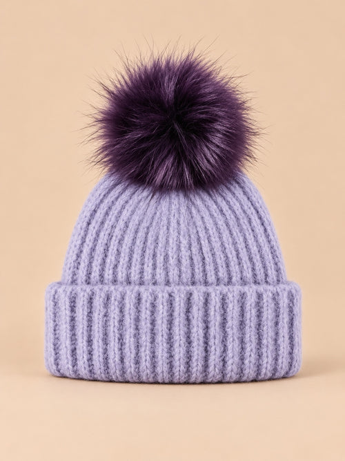 Berretto con pompon color lavanda in misto lana, con coste, risvolto e pompon rotondo, visto di fronte