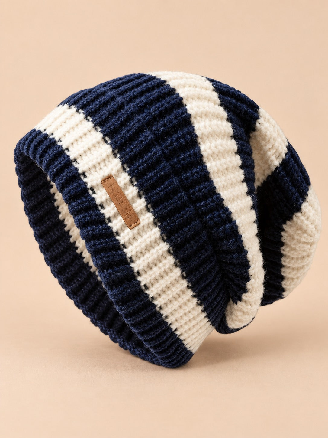 Berretto leggero a righe in maglia blu navy, in stile coreano, fotografato nella vista di tre quarti