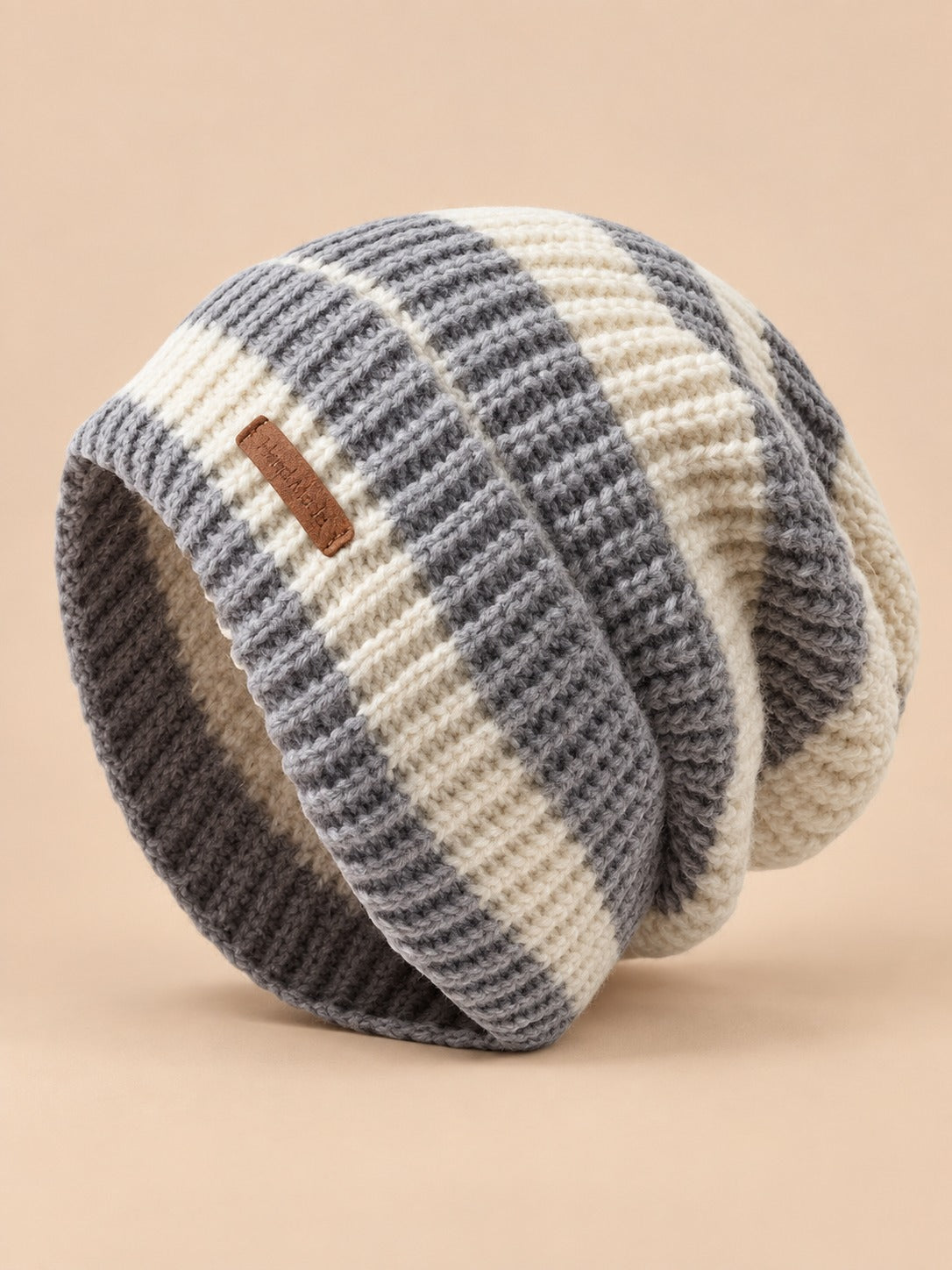 Berretto leggero in maglia a righe, stile coreano, colore grigio chiaro, vista frontale