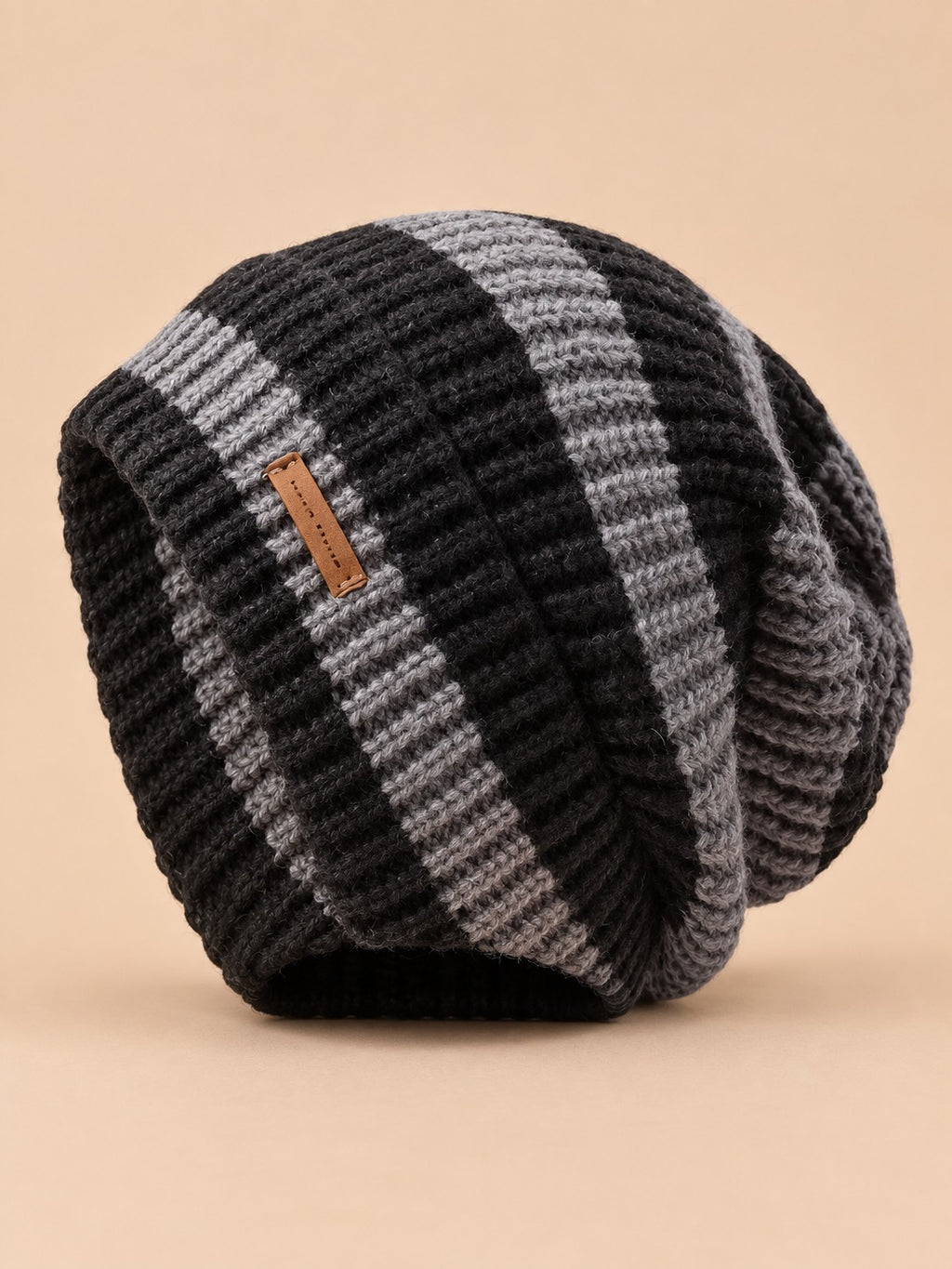 Berretto leggero in maglia a righe, stile coreano, colore grigio scuro, vista frontale