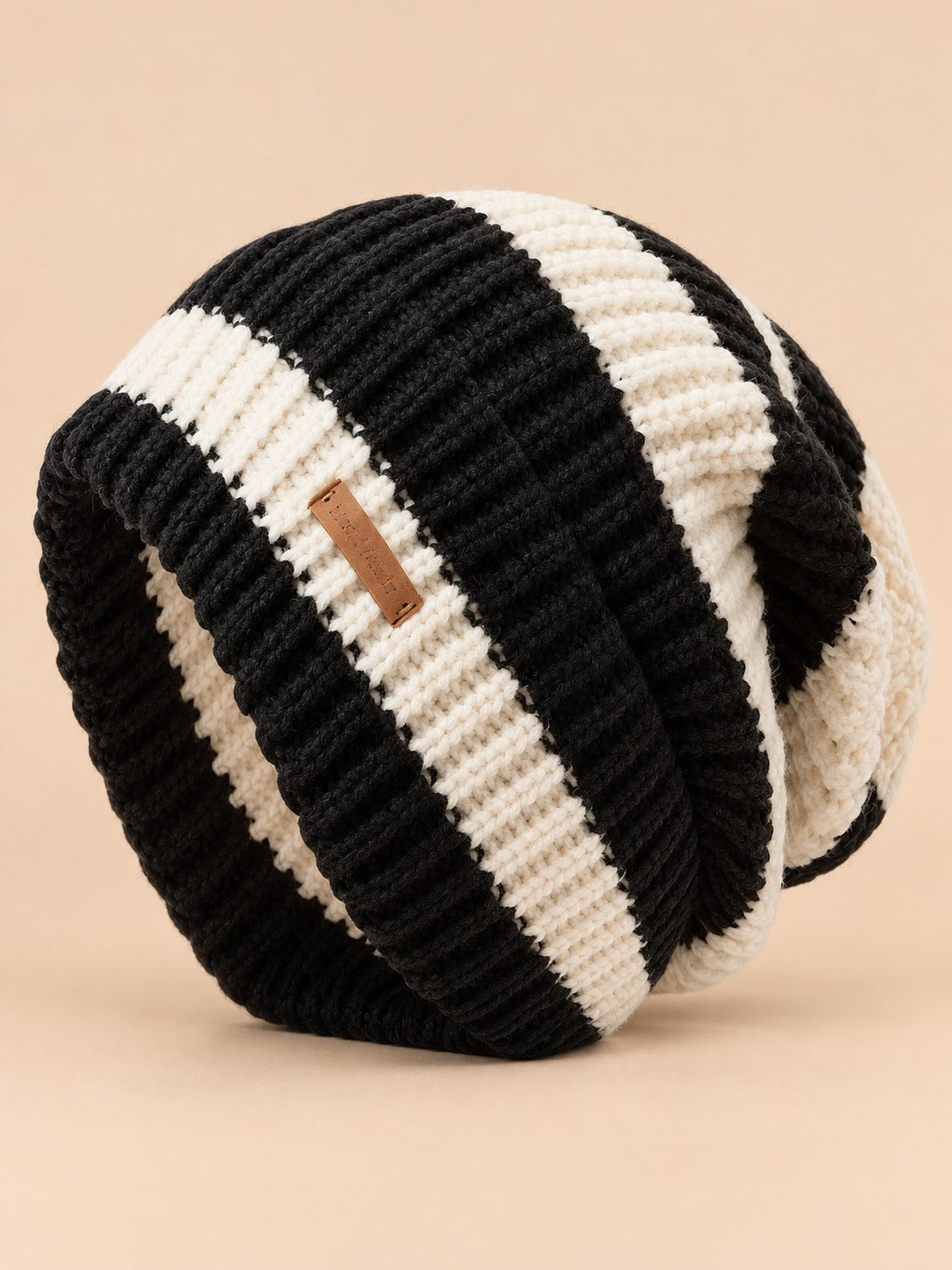 Berretto leggero in maglia a righe, stile coreano, colori nero e bianco, vista frontale