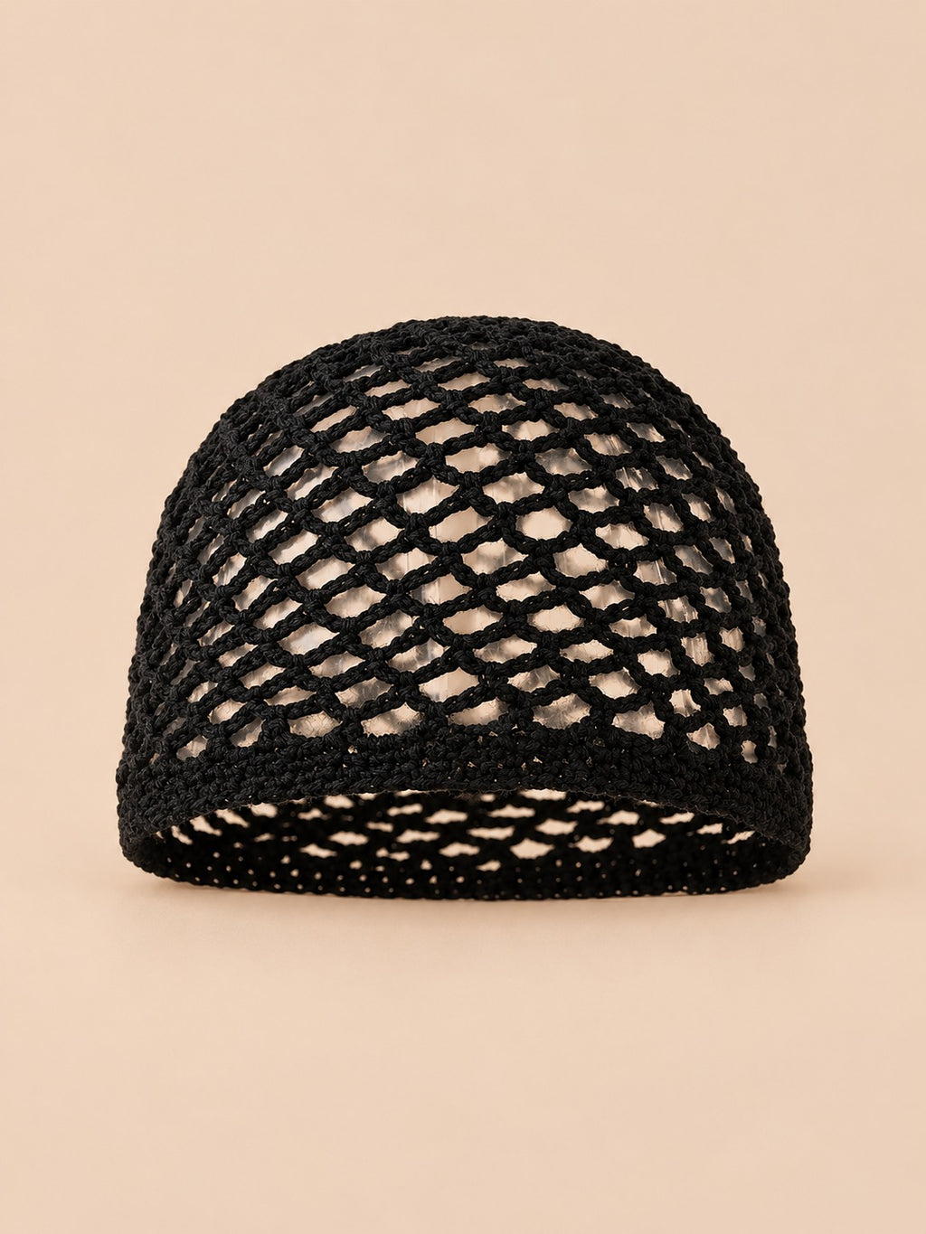 Cappello nero a rete di cotone effetto uncinetto, a tinta unita e con lavorazione ariosa, vista frontale