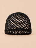 Cappello nero a rete di cotone effetto uncinetto, a tinta unita e con lavorazione ariosa, vista frontale